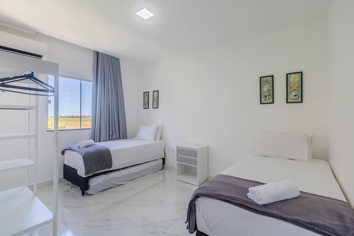 Quarto com camas de solteiro